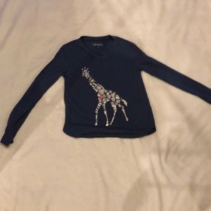 Long sleeved giraffe graphic tee with peach heart